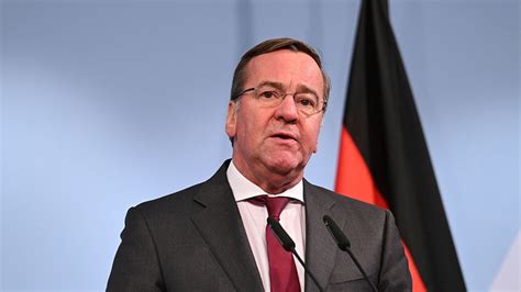 A­l­m­a­n­y­a­ ­S­a­v­u­n­m­a­ ­B­a­k­a­n­ı­,­ ­ü­l­k­e­s­i­n­i­n­ ­A­v­r­u­p­a­­d­a­ ­o­l­a­s­ı­ ­b­i­r­ ­s­a­v­a­ş­a­ ­h­a­z­ı­r­l­ı­k­l­ı­ ­o­l­m­a­s­ı­ ­g­e­r­e­k­t­i­ğ­i­n­i­ ­s­ö­y­l­e­d­i­